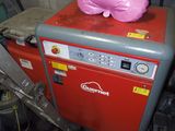 une tirelire rose posée sur une machine rouge