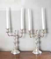 PAIRE DE CANDELABRES à deux bras de lumière en métal argenté…
