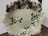 une assiette avec des fleurs posée sur une table
