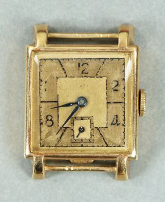 une image représentant une montre en or au cadran carré