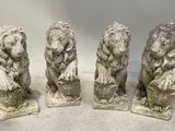 trois statues de lions en pierre sur fond blanc