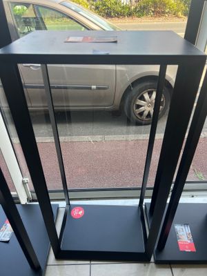 une voiture garée devant la fenêtre