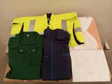 une boîte remplie de chemises et de vestes pour hommes