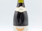 une bouteille de vin posée sur une table