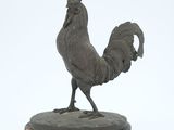 statue d'un coq posée sur un socle, sur fond blanc