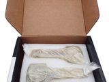 une boîte en carton ouverte contenant une paire de cuillères
