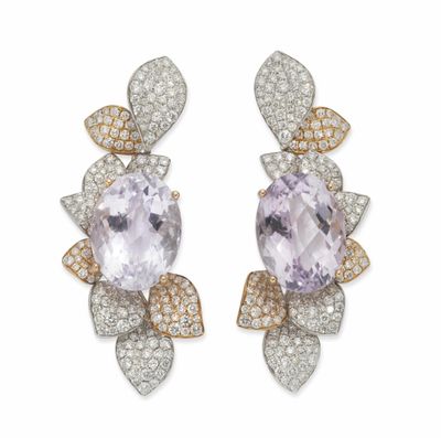 une paire de boucles d'oreilles en améthorate et diamants