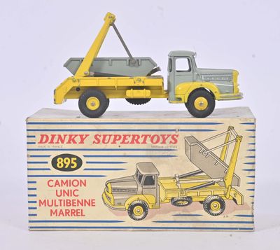 un camion jouet surmonté d'une grue