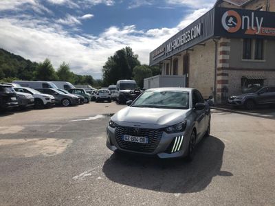 une voiture argentée garée devant un bâtiment