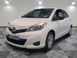 une photo d'une toyota yaris blanche garée sur un sol en damier