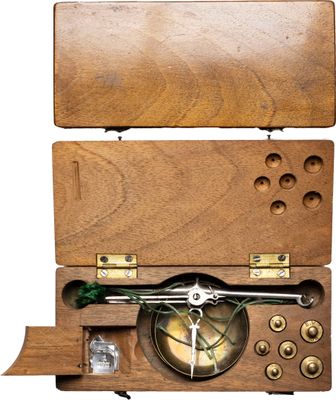 une boîte en bois avec une horloge à l'intérieur