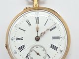 une montre de poche en or avec des chiffres romains