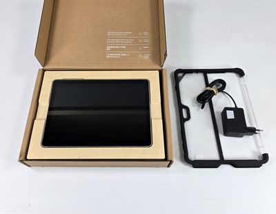 une boîte contenant une tablette, posée sur une table