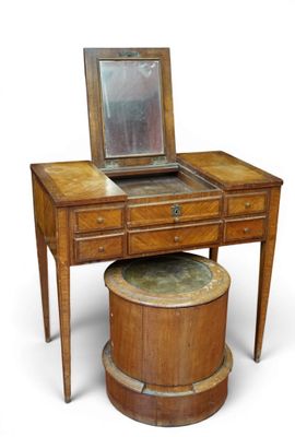 une petite table en bois sur laquelle se trouve un miroir