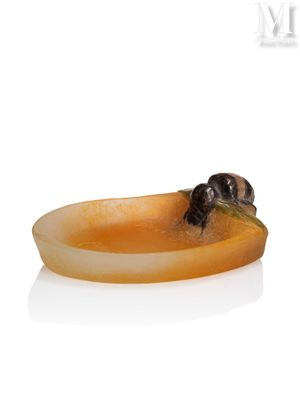 une image représentant un porte-savon orné d'une abeille