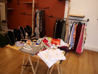 Stock d'environ 60pièces  de vêtements femme,  vingt-deux paires  chau - Photo 1