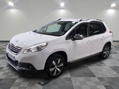 la voiture blanche est garée sur un sol en damier dans le garage