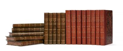 plusieurs vieux livres empilés sur une surface blanche