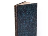 un vieux livre avec une couverture bleue sur fond blanc