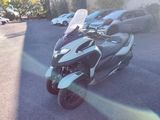 une moto garée sur un parking à côté d'un immeuble