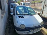 une voiture blanche garée à côté d'un camion blanc