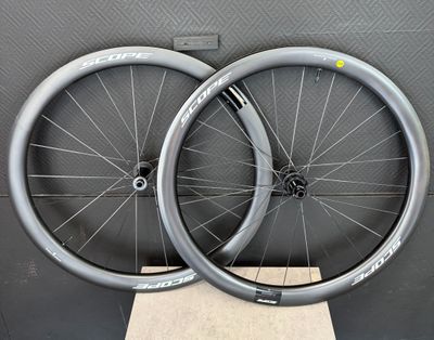 deux roues sont posées sur un carton