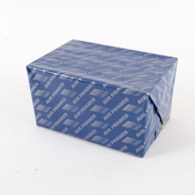 une petite boîte bleue décorée d'un motif