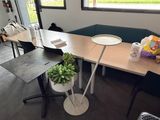 une table sur laquelle se trouvent une assiette et une plante
