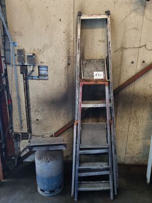 une échelle appuyée contre un mur dans un garage