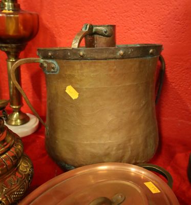 une grande casserole en métal posée sur une table à côté d'une lampe