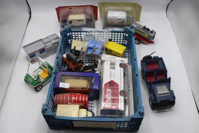 de nombreuses petites voitures et camions dans un panier posé sur une table