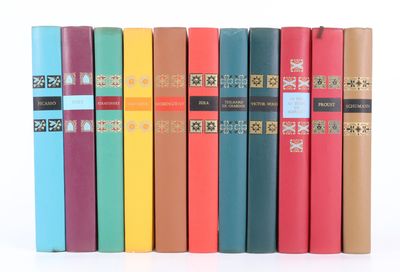 une rangée de livres posés les uns à côté des autres sur une surface blanche