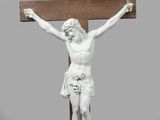statue de Jésus sur la croix sur fond gris