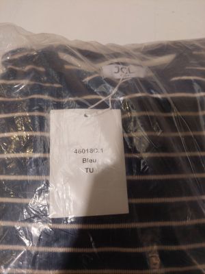 une chemise à rayures noires et blanches avec une étiquette