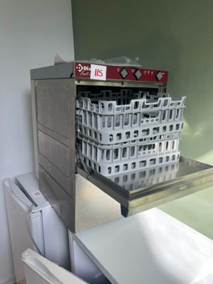 une pile de cartons posée sur une étagère à côté des toilettes