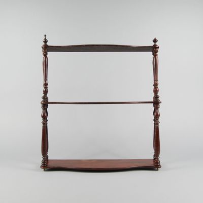une étagère en bois surmontée de trois tablettes