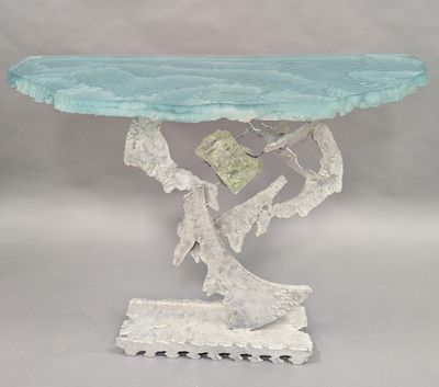 une table en verre bleu sur laquelle se trouve un arbre