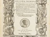 une image en noir et blanc représentant un livre sur lequel figure une illustration de personnes