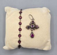 Croix dite de "Saint-Lo" en argent ornée de pierre rose/ violines (qua