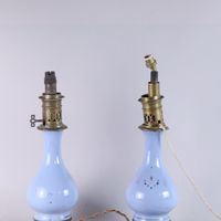 Paire de lampes à pétrole (électrifiées) en opaline bleue, à… (photo 3)