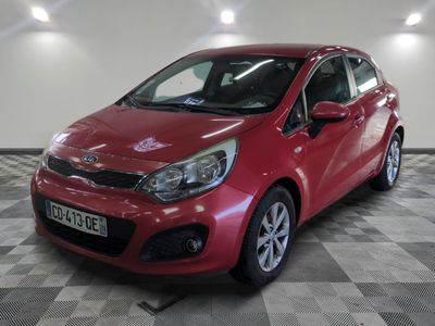 la voiture rouge est garée sur un sol en damier dans le garage