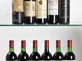 Plusieurs bouteilles de vin sont alignées sur une étagère en verre