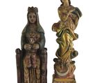 deux figurines représentant une femme et un enfant assis sur une chaise