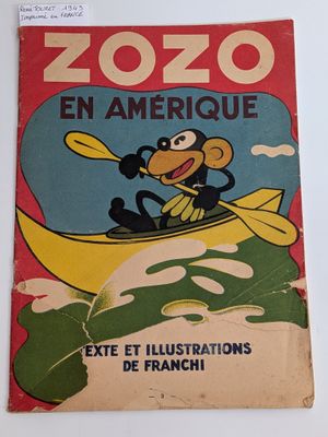 un gros plan sur un livre posé sur une table, avec un singe dans un bateau
