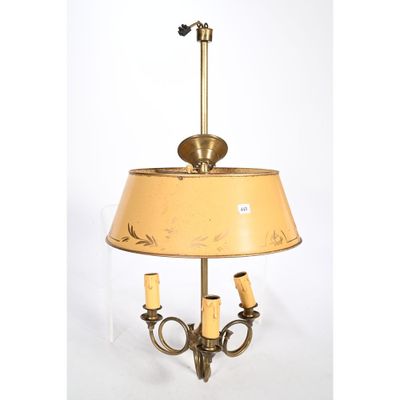 une image représentant un lustre surmonté d'une lampe