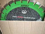La boîte est remplie d'asphalte et contient une lame diamantée.