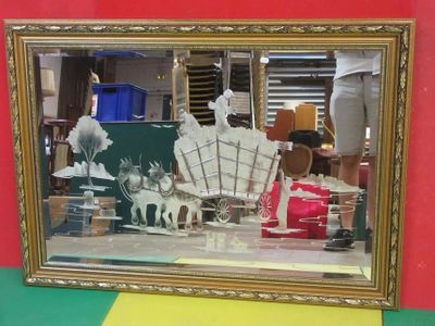 une photo d'un miroir dans lequel on voit des personnes et des animaux