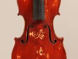 gros plan d'un violon avec un archet sur fond blanc