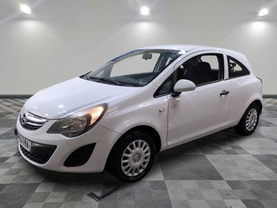 la photo d'une voiture blanche garée dans un garage