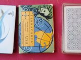trois types différents de cartes à jouer posées sur une table